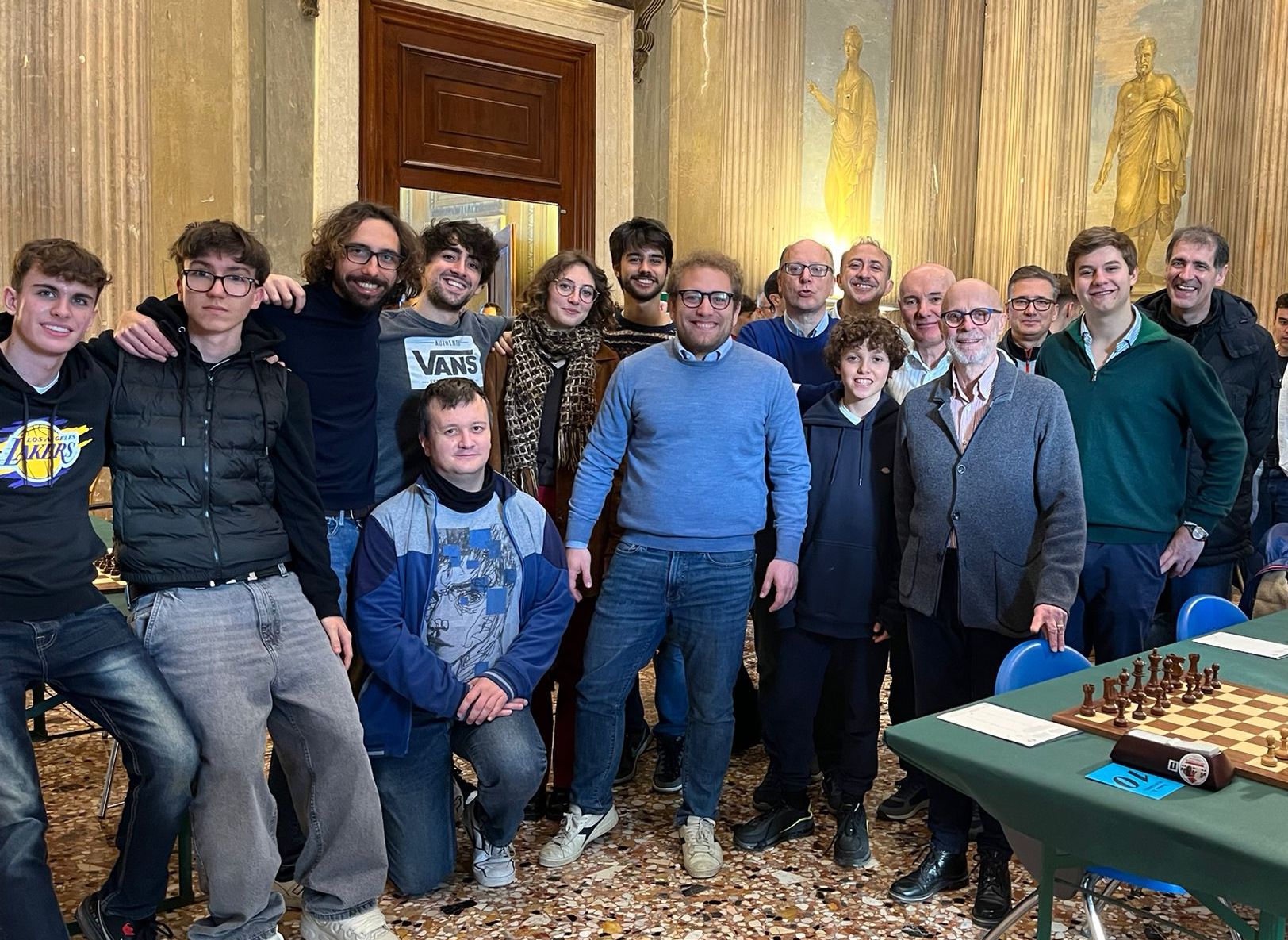 Foto con i soci e il sindaco