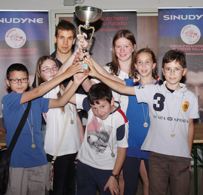 Bambini e bambine della scuola Anna Frank di Altavilla con il trofeo Magnascacchi per i tornei A