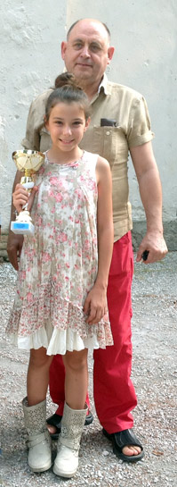 Amy Mortati con la coppa del secondo classificato fra i gabbiani