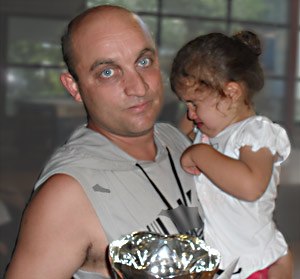 Simone Marangoni con la coppa del primo classificato e...Nicole